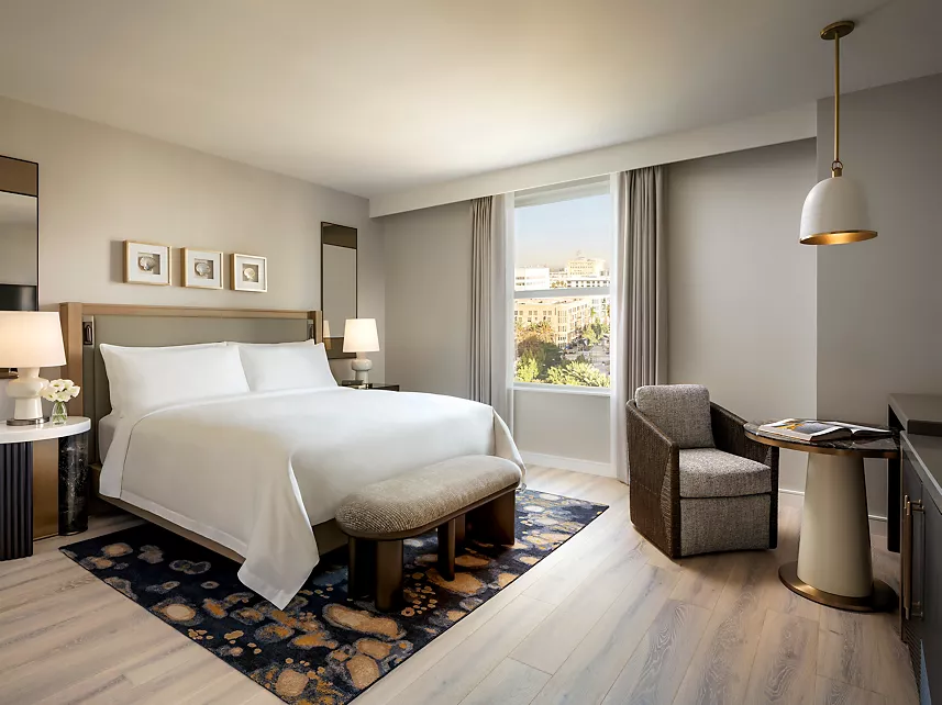 Long Beach hotel double guestroom